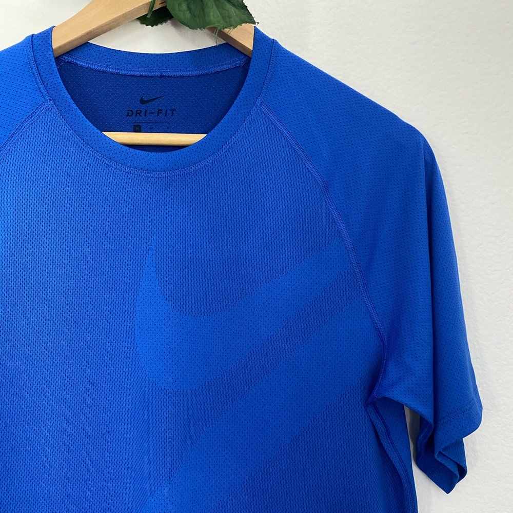 SOLD    Nike • Champion Short Sleeve Shirt - Picture 4 of 13